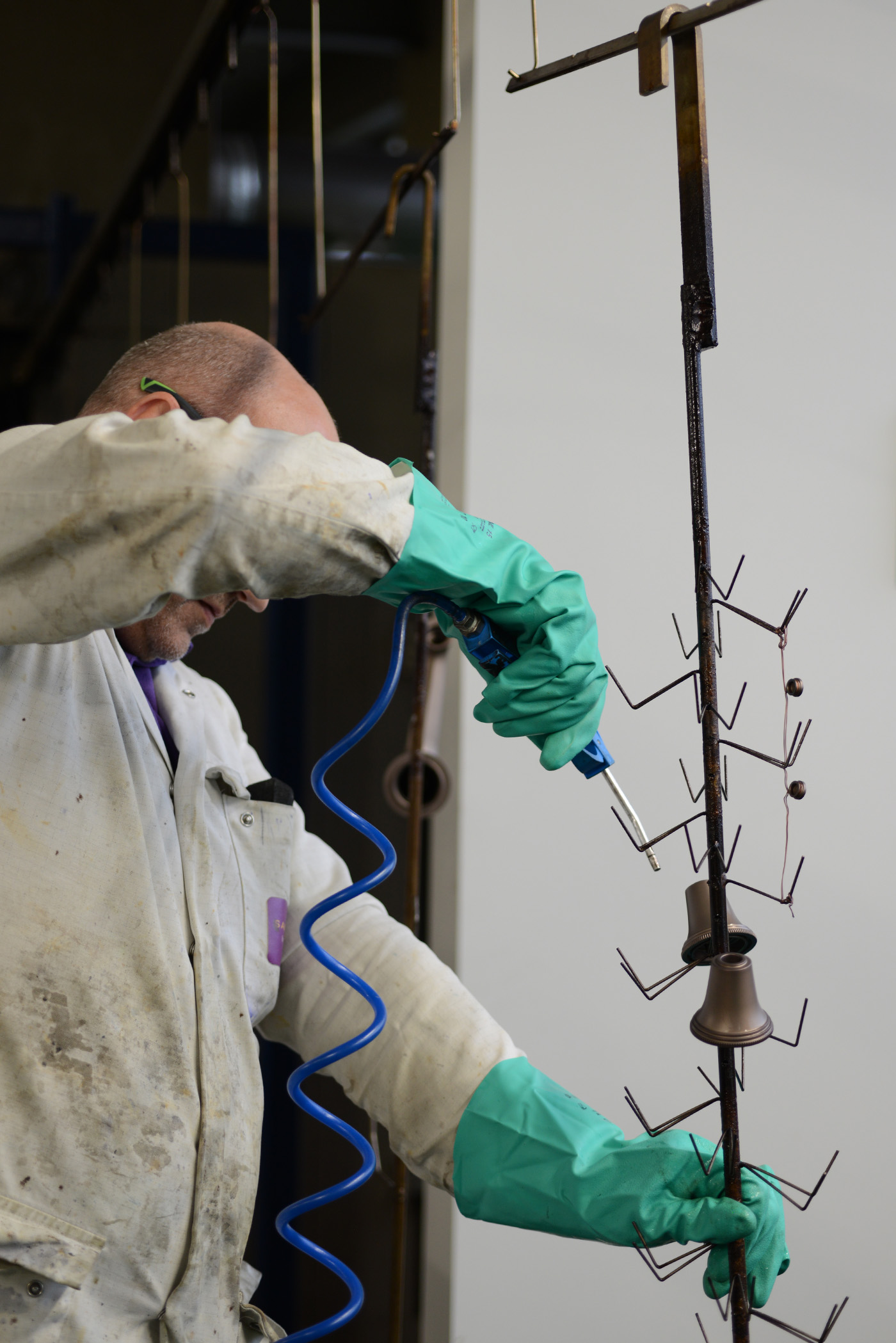 A professional drying liquid from side valve parts using a compressed air sprayer