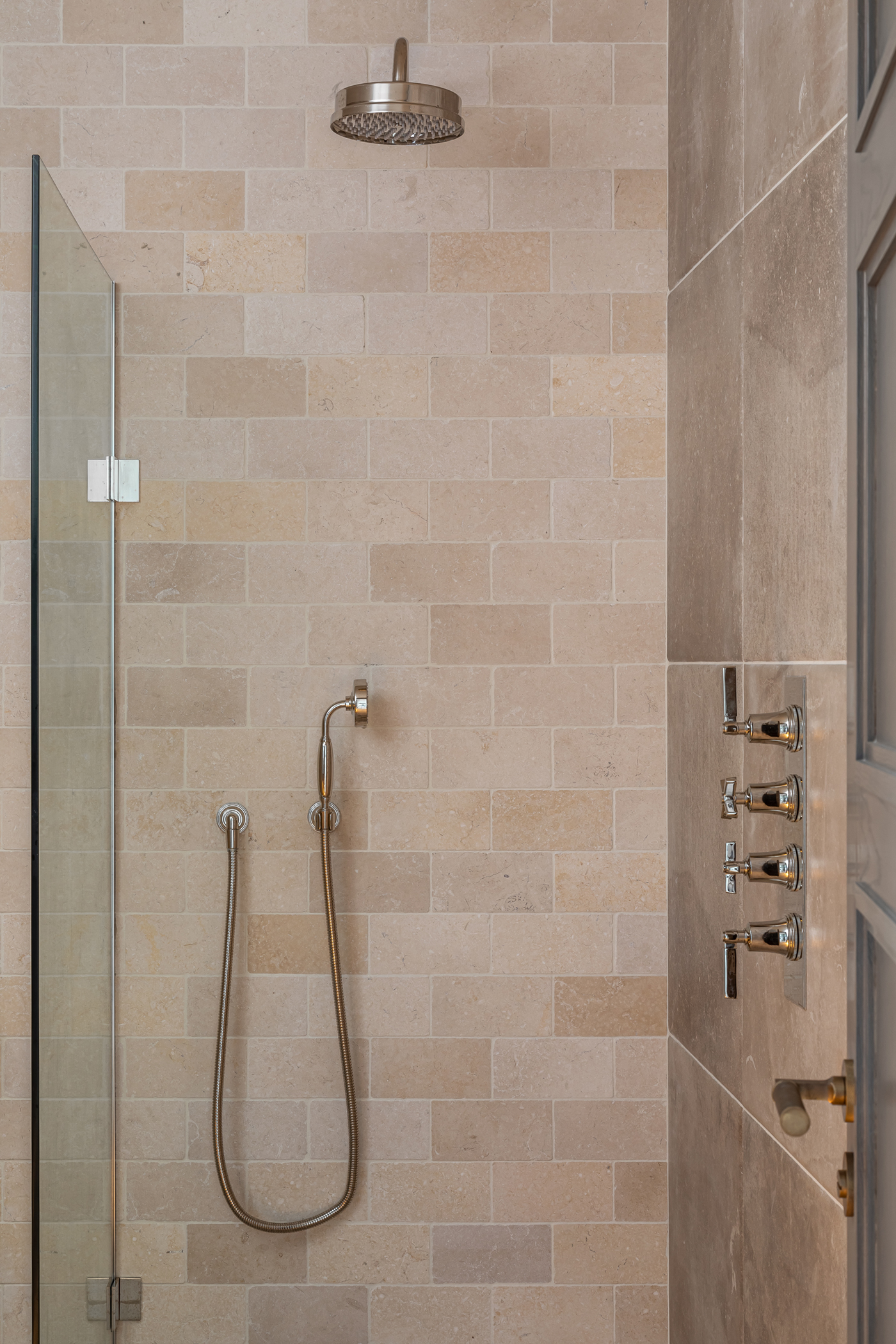 Villa Antigua Samuel Heath Style Moderne shower