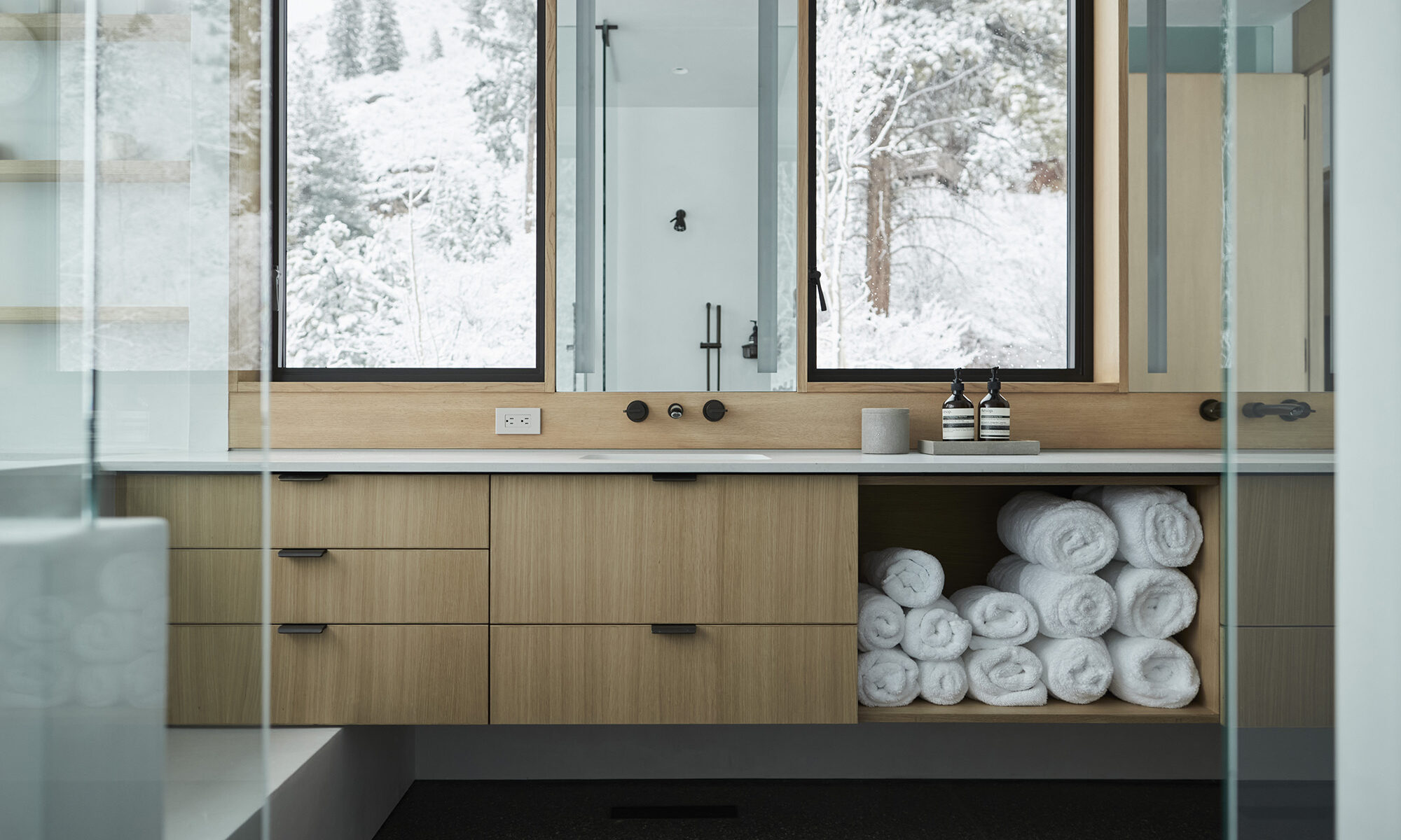 Large warm modern bathroom design