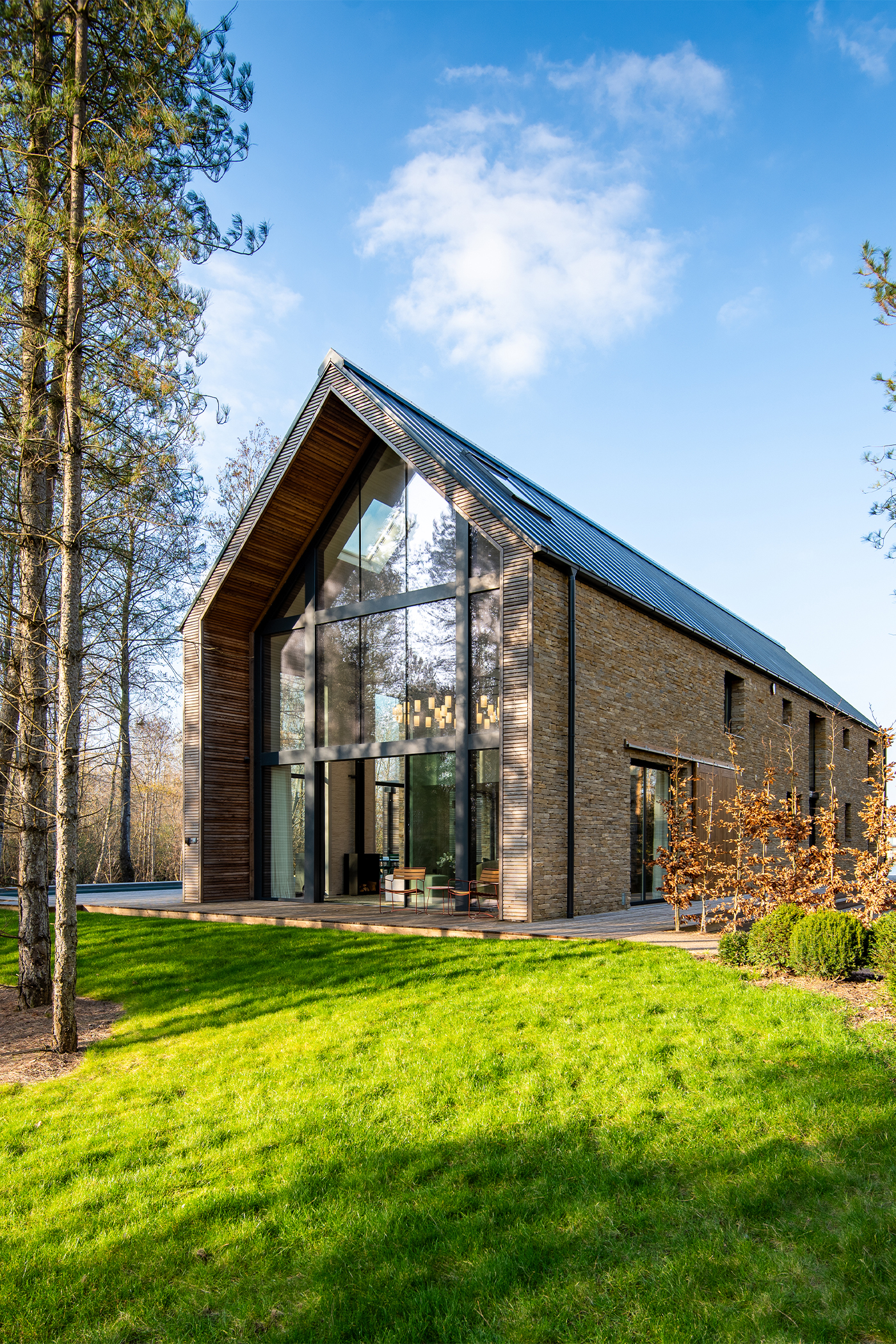 Barn-inspired six-bedroom lake house architecture developed by Lakes by Yoo